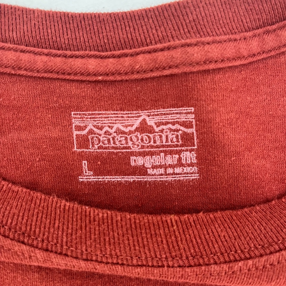 Patagonia Mens Size Large T-Shirt Burgundy Red Long Sleeve Logo‎ Regular Fit - Picture 2 of 9